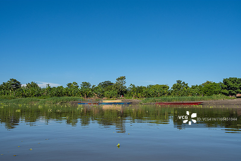 停靠在马格达莱纳河岸边的船只图片素材