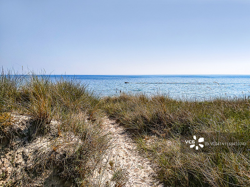 通往丹麦博恩霍尔姆岛波德讷沙丘的波罗的海海滩的小路图片素材