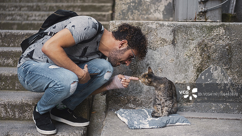 在街上爱猫的男人图片素材