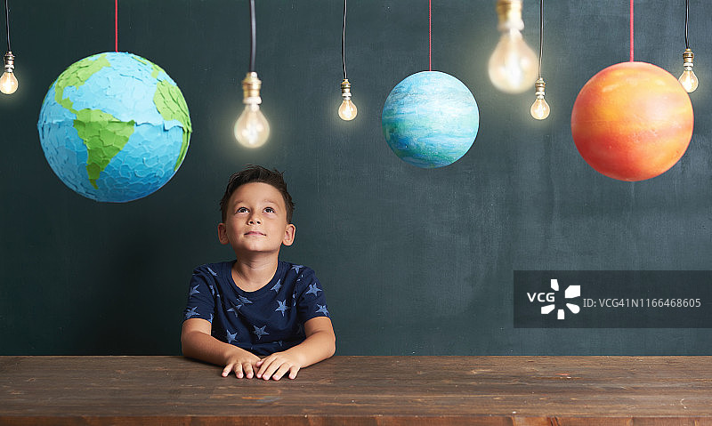 儿童学习关于行星和太空的知识图片素材