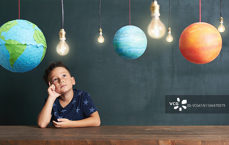 儿童学习关于行星和太空的知识图片素材