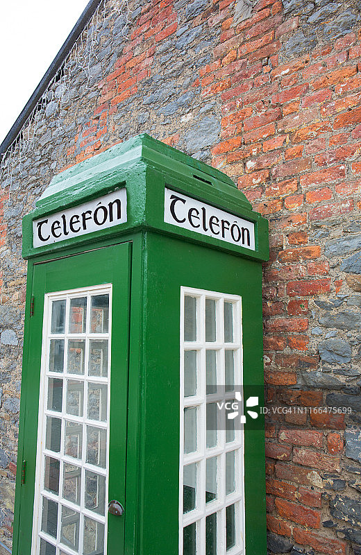 砖墙附近的旧爱尔兰电话亭图片素材