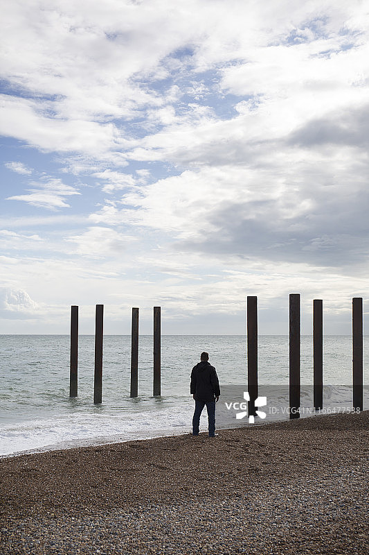 眺望英吉利海峡的男人图片素材