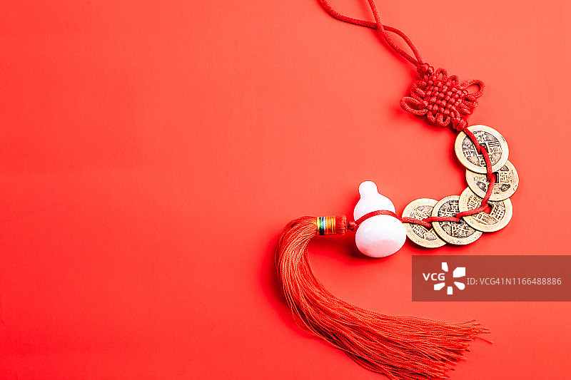 红色背景下的中国传统风水装饰品特写图片素材