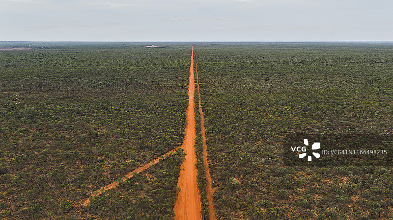 澳大利亚布鲁姆偏远未铺砌道路的无人机拍摄图片素材