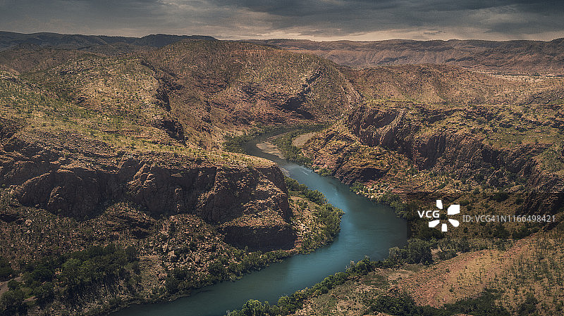蜿蜒流淌在山谷中的河流，阿盖尔湖，澳大利亚图片素材