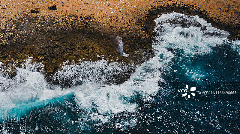 澳大利亚卡那封海岸线上的喷水孔航拍图片素材