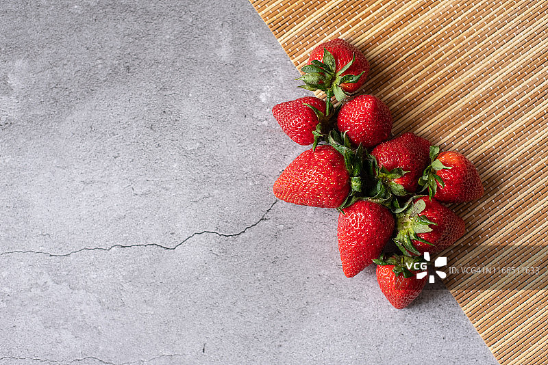 灰色桌面上的新鲜草莓图片素材