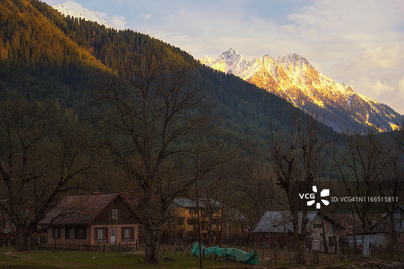 印度斯里那加喀什米尔帕哈尔甘喜马拉雅山脉河流附近的村庄图片素材