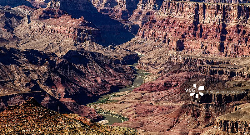 流经大峡谷的科罗拉多河图片素材