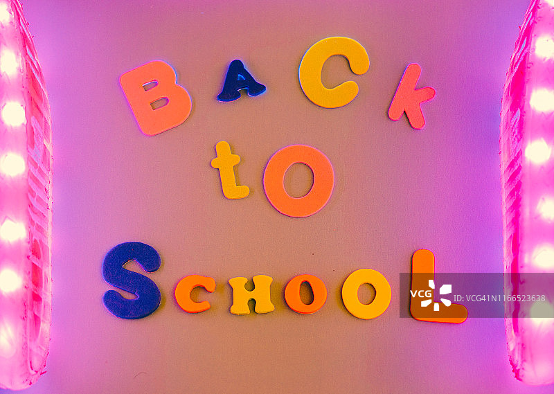 霓虹灯字母组成的返校季图片素材