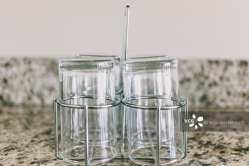 厨房台面上装在篮子里的玻璃杯图片素材