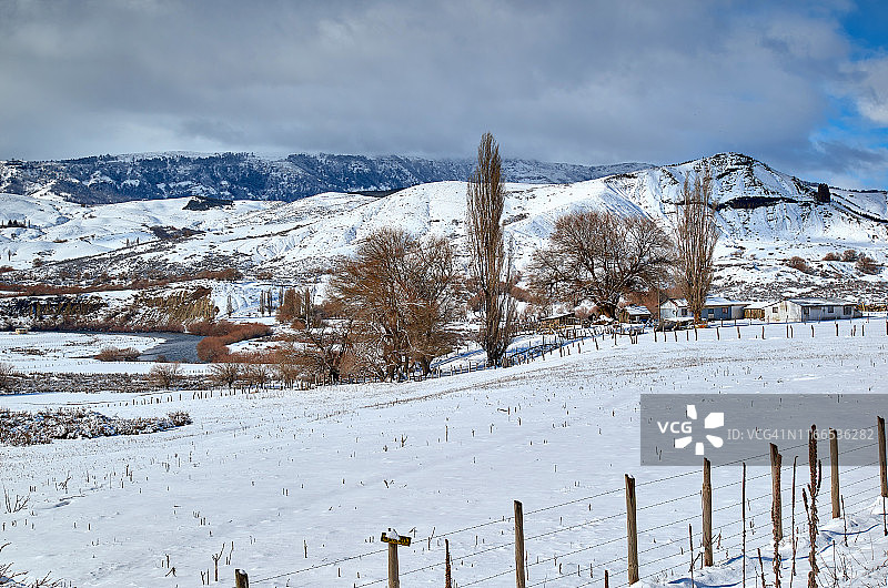 比奥比奥河在柳库拉附近的雪地中蜿蜒图片素材