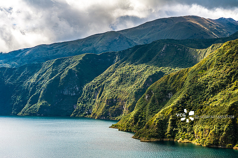 宽阔的火山口和奎科查湖的景观图片素材