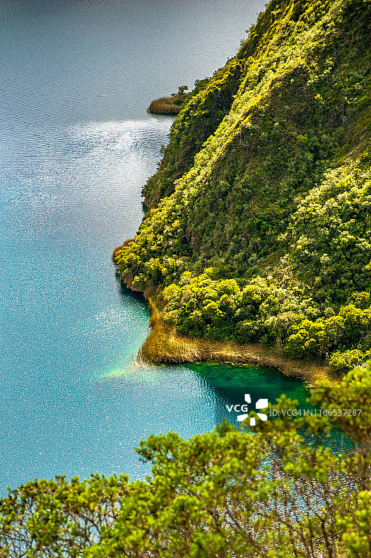 宽阔的火山口和奎科查湖的景观图片素材