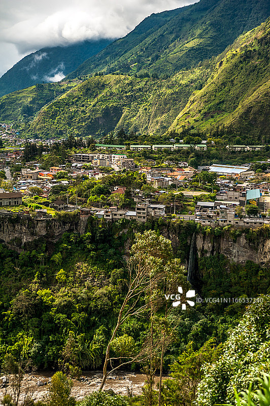 通古拉瓦火山脚下的巴尼奥斯城市景观图片素材