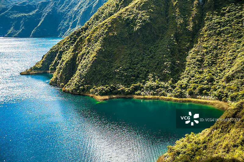 宽阔的火山口和奎科查湖的景观图片素材
