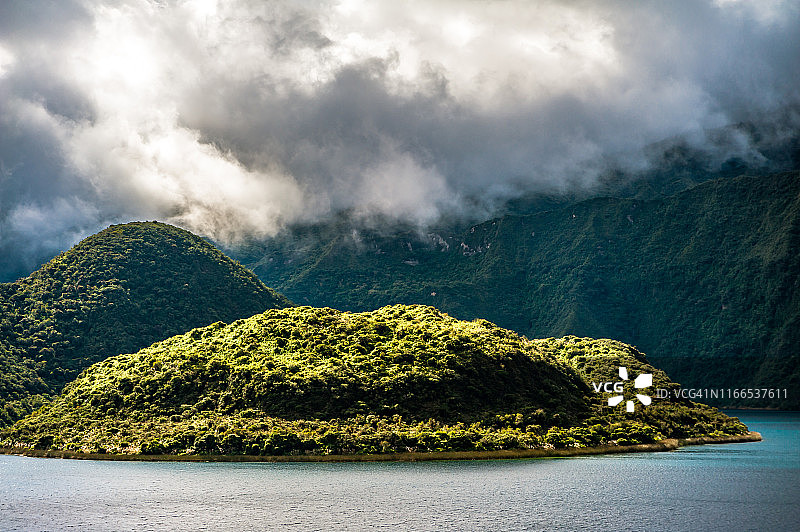 宽阔的火山口和奎科查湖的景观图片素材