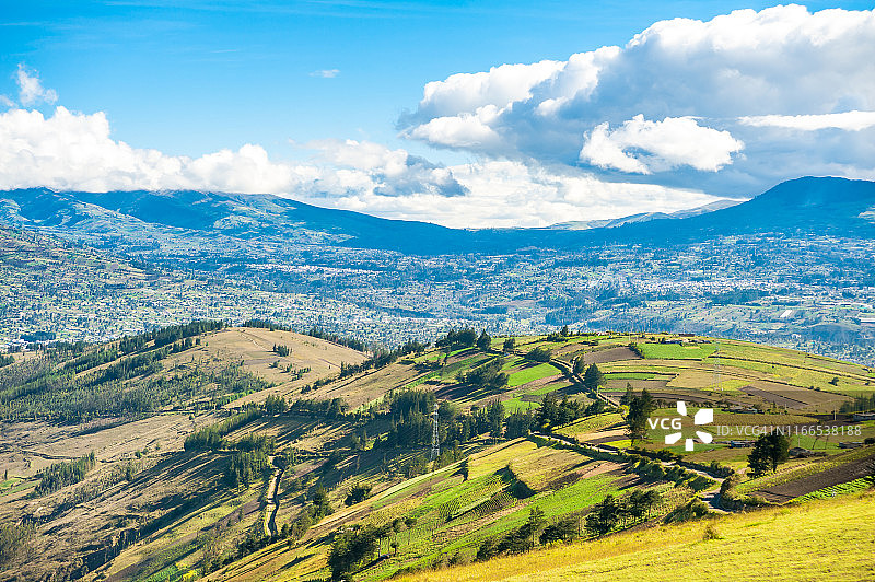 通古拉瓦火山山脚下的厄瓜多尔村庄和农田鸟瞰图图片素材
