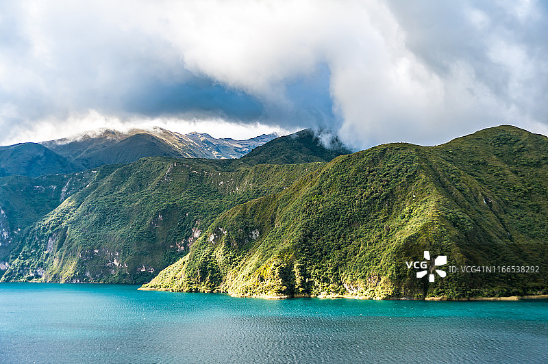 宽阔的火山口和奎科查湖的景观图片素材