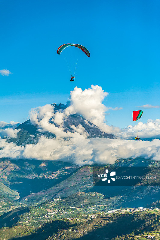 两人在厄瓜多尔安第斯山脉练习滑翔伞图片素材