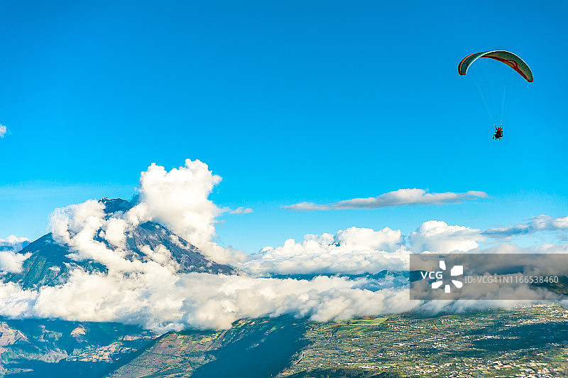 厄瓜多尔安第斯山脉滑翔伞飞行图片素材