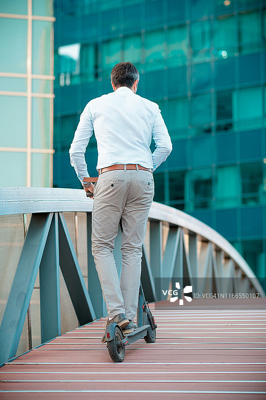 骑电动滑板车过桥图片素材