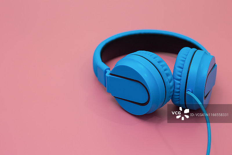 粉色背景上的耳机图片素材