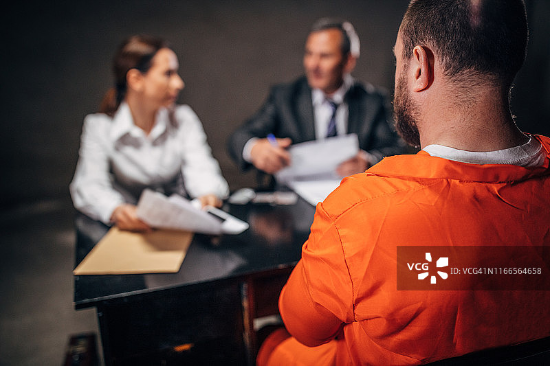 两名侦探审问一名囚犯图片素材