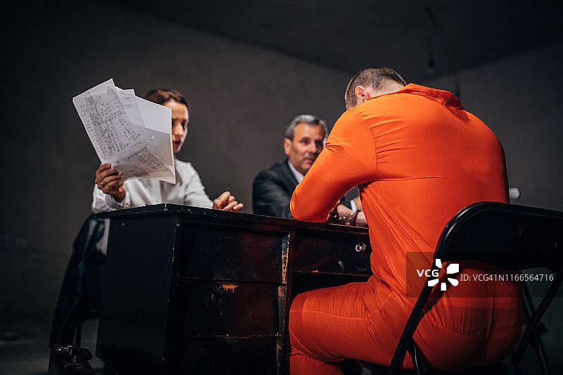 侦探审讯犯人图片素材