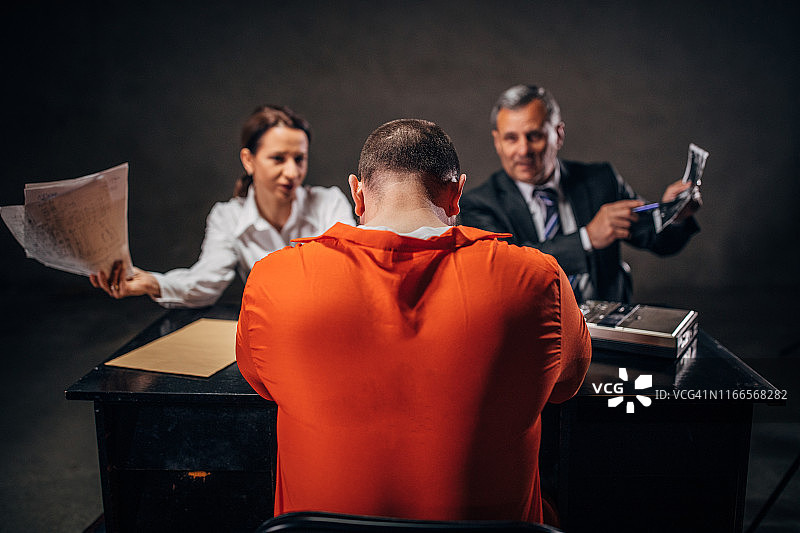 审讯室里的侦探和囚犯图片素材