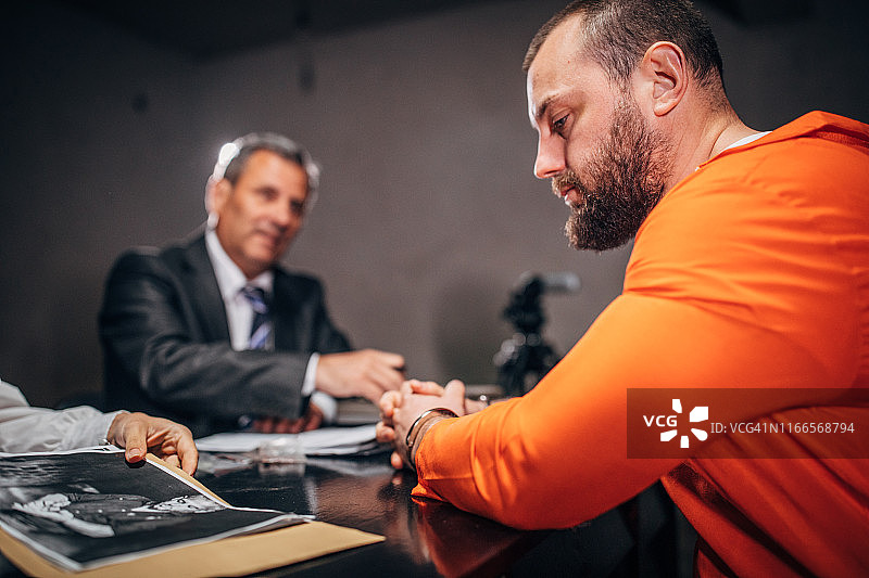 审讯室里的囚犯和侦探图片素材