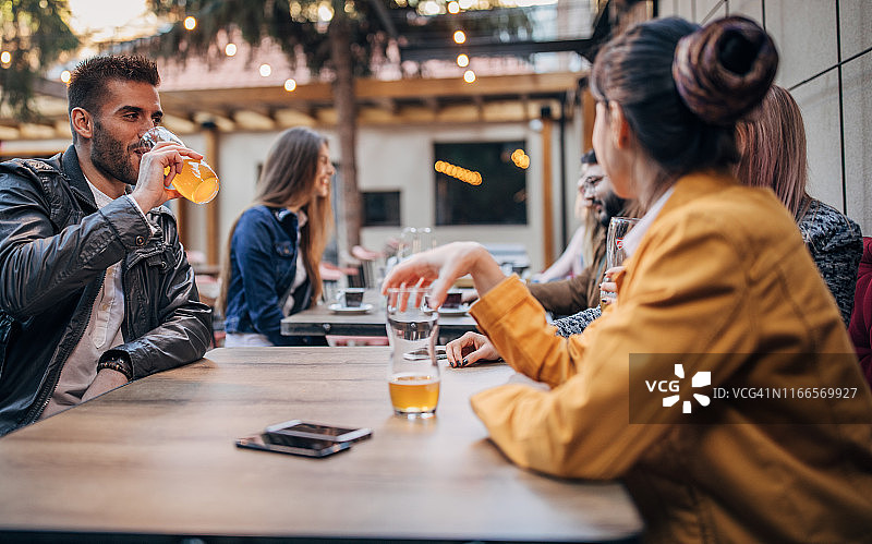 朋友们坐在户外酒吧图片素材