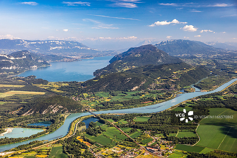 从Grand Colombier山顶俯瞰法国夏季景观，罗纳河、绿色田野和布尔歇湖尽收眼底图片素材