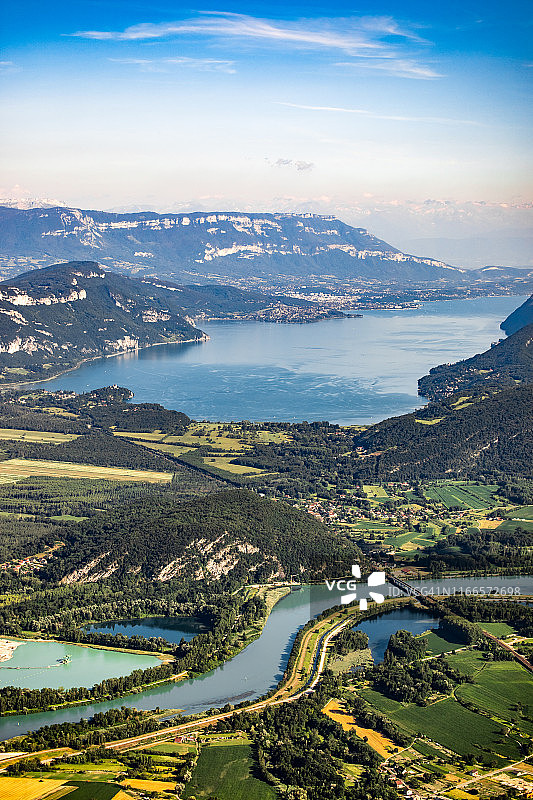 从Grand Colombier山顶俯瞰法国夏季景观，罗纳河、绿色田野和布尔歇湖尽收眼底图片素材