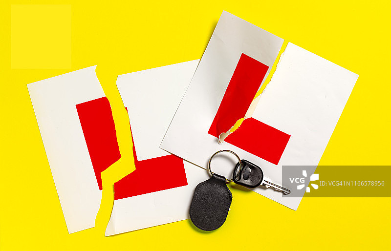 刚通过考试的汽车驾驶员图片素材