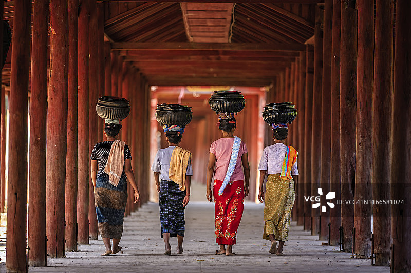 向寺院运送米饭的缅甸妇女图片素材