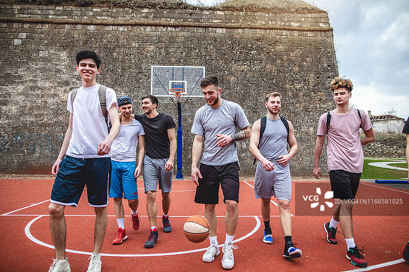 专业篮球队离开球场图片素材