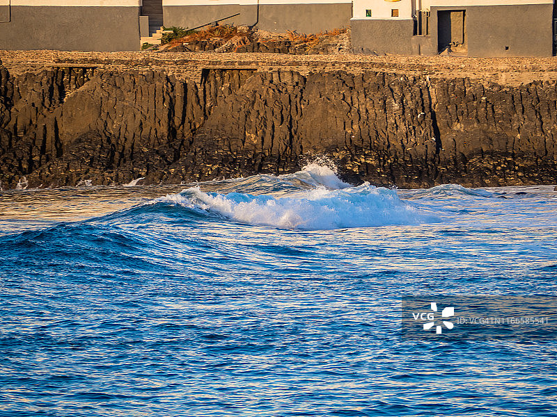 人们在海中冲浪，海浪汹涌图片素材
