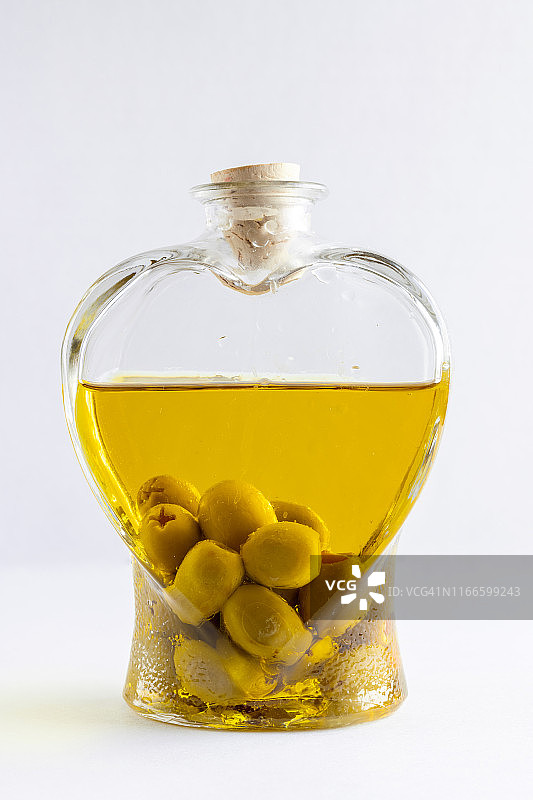 心形瓶中的橄榄油和酿橄榄图片素材