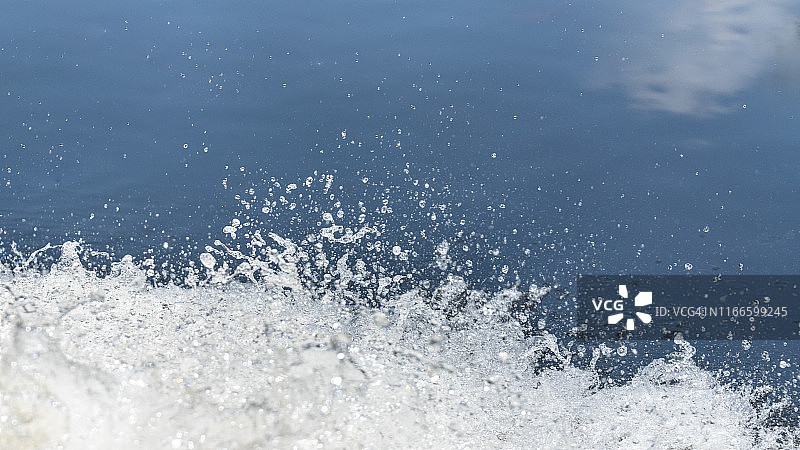 美国佛罗里达州大沼泽地国家公园的气垫船激起的水花图片素材