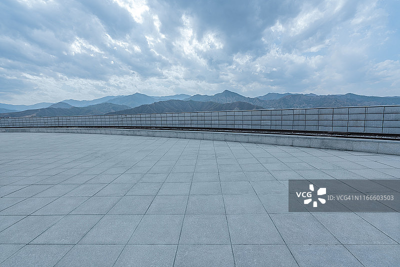 空荡荡的停车场图片素材