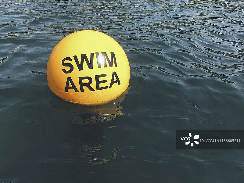 游泳区警示浮标图片素材