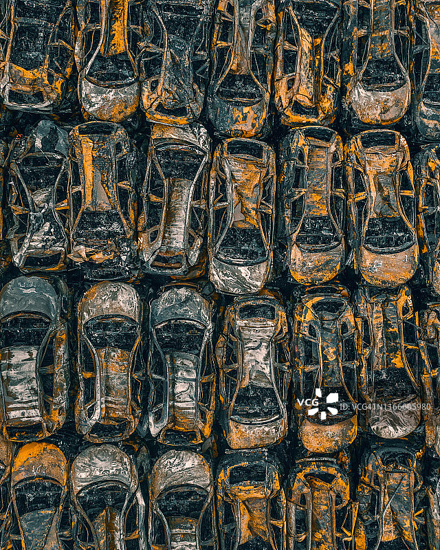 无人机拍摄的意大利萨沃纳火灾受损汽车图片素材