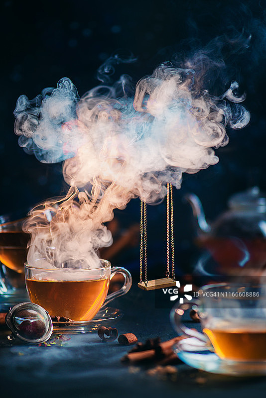 蒸汽与茶杯的梦幻茶会概念摄影图片素材