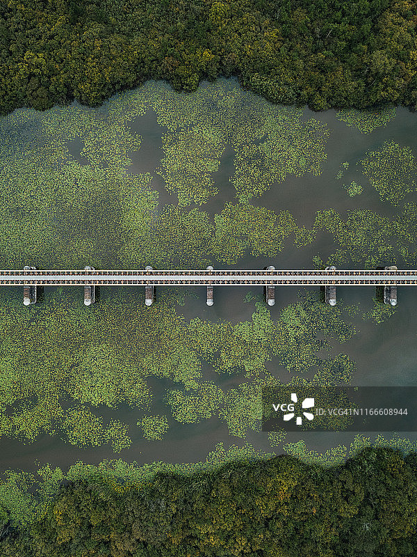 荷兰湖面上废弃的铁路桥航拍图片素材