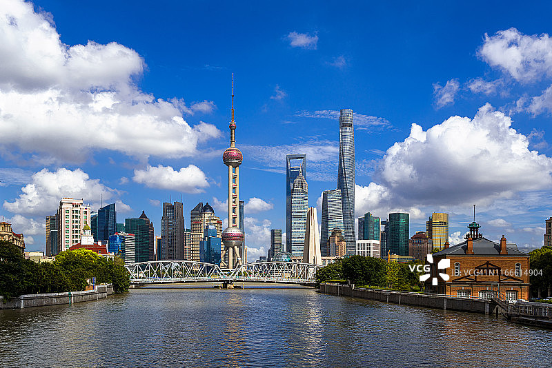 台风下的上海天际线图片素材