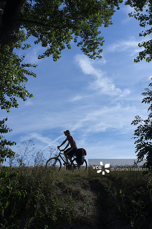 骑自行车的年轻男子（剪影）图片素材