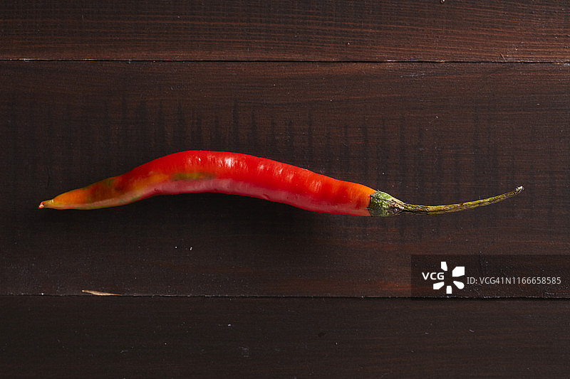 木板上的红辣椒素材照片图片素材