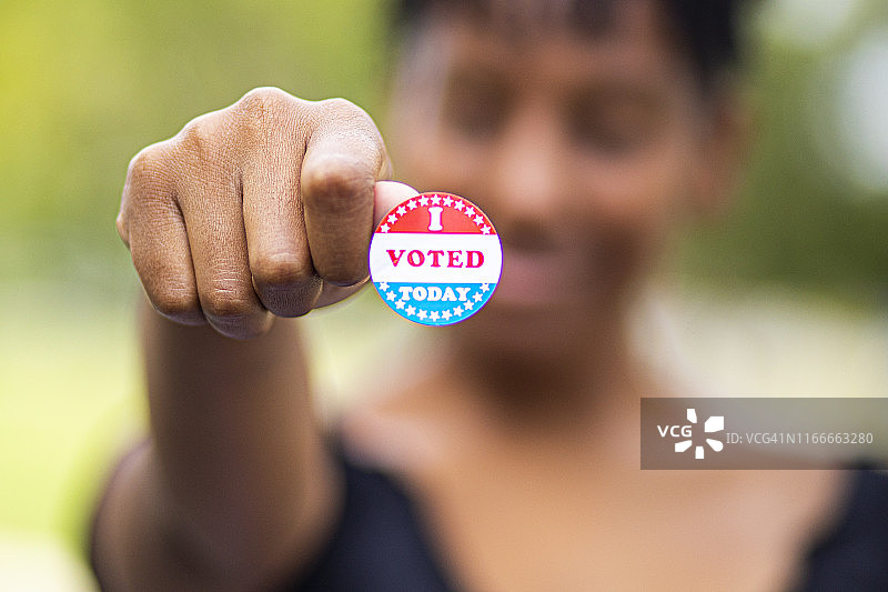 年轻的黑人女性展示已投票贴纸图片素材